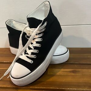 Platform sneaker women’s size 9